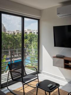 Family Condo wPool 10 min Airport Fast WiFi - 4
