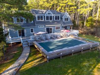 Very Private and Spacious Waterfront Family House - 0