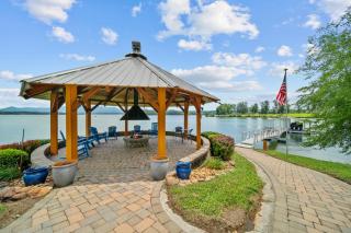 Cozy Cabin Style Lake House w Theatre Room & Dock - 4