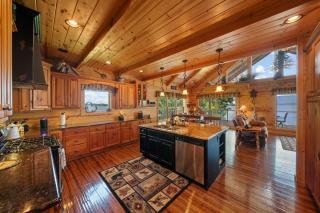 Cozy Cabin Style Lake House w Theatre Room & Dock - 3