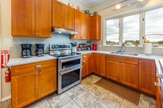 Very Private and Spacious Waterfront Family House - 5