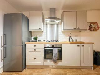 NEW - Spacious & Stylish 3 Bedroom Home in Folkestone - 1