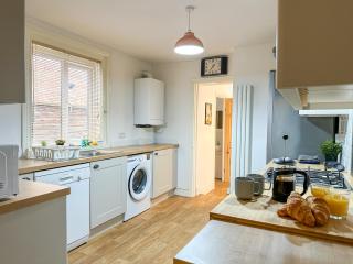 NEW - Spacious & Stylish 3 Bedroom Home in Folkestone - 8