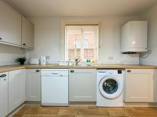 NEW - Spacious & Stylish 3 Bedroom Home in Folkestone - 2