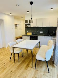 Apart Erle 181 Top 4 - 0