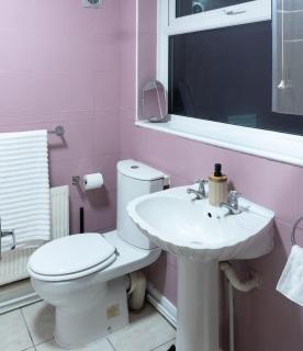 Cosy Home with Cinema room, Parking & Netflix - 8