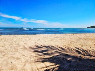 Ocean Breeze 2BR Apt 50m to Beach Pool AC - 4