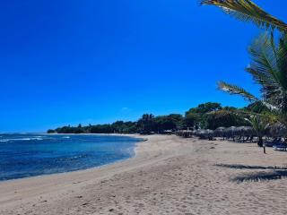 Ocean Breeze 2BR Apt 50m to Beach Pool AC - 2