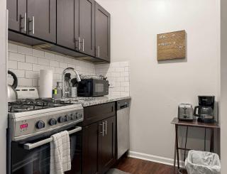 Sunlit Studio with City Charm - Lunt studio rep - 7