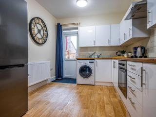 4 BR Close to City Centre,FREE Parking & Fast Wifi - 5