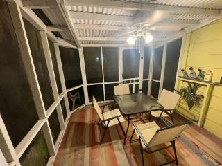 Cozy Cottage mins from NASA, Kemah Boardwalk, Galveston Bay - 4