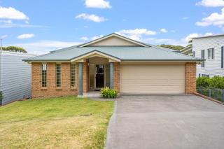 Footprints at Hyams Beach - 4BR home w. games room - 9