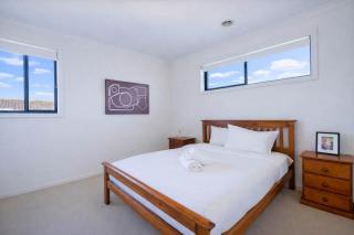 Contemporary Family Living at 4 Seafarer Way - 1