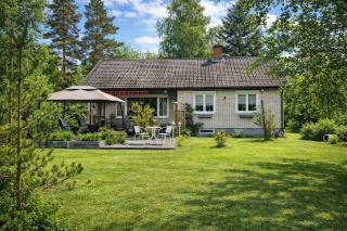 Central Holiday Home Villa Sol in Mörlunda near Lake and Supermarket - 9