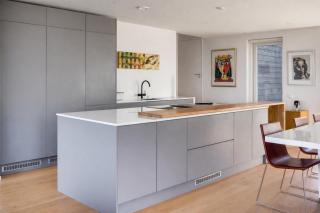 Luksustason kolmen makuuhuoneen lomahuoneisto meren äärellä - 1