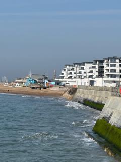 Seafront retreat- Ramsgate luxury apartment - private parking - close to beach & town - perfect for families or couples - 4