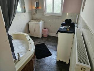 3-Bedroom Bungalow with Parking, Garden, WiFi & Jacuzzi Bath - 4