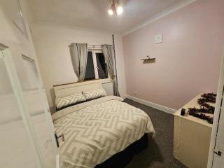 3-Bedroom Bungalow with Parking, Garden, WiFi & Jacuzzi Bath - 6