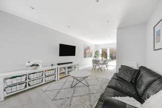 Spacious and Elegant Home with a Beautiful Garden - 4