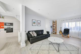 Spacious and Elegant Home with a Beautiful Garden - 5