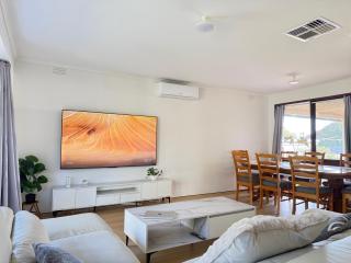 8 Bedroom Retreat - 2 Full Houses on Property - 7