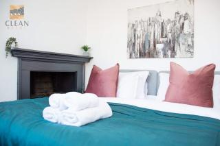 Elegant Top Floor Period Apartment with Parking - 4