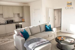 Elegant Top Floor Period Apartment with Parking - 1