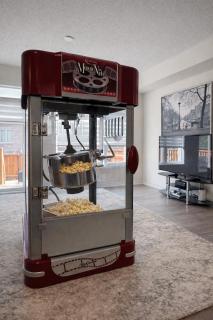 Central & Cozy 2BR Townhome with Free Parking, WiFi, Full Kitchen, Laundry, Steps to Strip Plaza & 5 Min Drive to Innisfil Beach Park! Perfect for Work Trips, Family Travel & Couples! - 5