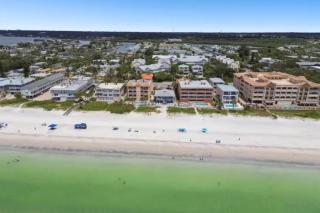 Beautiful Sunsets just Steps from Beach with King Bed and Queen Sleeper Sofa - 8