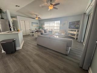 Redfish - Updated & Roomy 1.5 Mi to Beach Full Kitchen W&D - 8