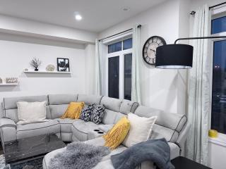 Spacious 3BR 2BATH TOWN in Cliff Road & Queensway close to China Town, Mississauga - 3