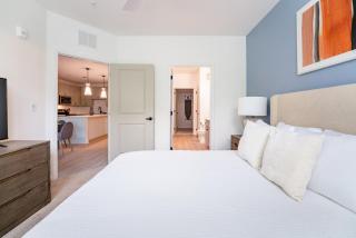 Landing Chic 1BD Pool - 3