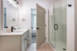 Landing Chic 1BD Pool - 1