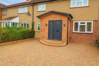 Spacious 5BR Home with Garden, Games & Parking Near Heathrow Windsor - 4