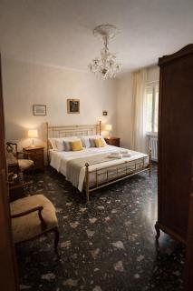 House in the park! Free parking and convenient to Venice - 0