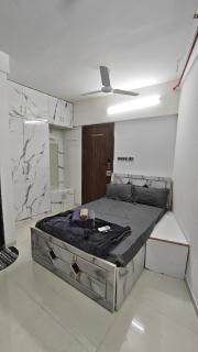 Skyline Haven Balcony Near airport Couple friendly - 2