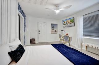 Cozy Lake Worth Studio Kitchenette and Yard - 1