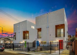 Spacious 4BR Townhouse with Free Parking Near DTLA - 0