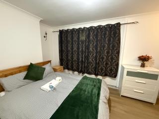 Exquisite King-sized Bedroom - Free Parking - 4