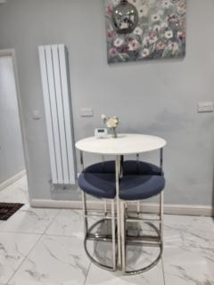 Newly Refurbished 2- Bed Stylish Home - 9