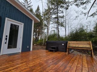 Bluejay Hideaway has hottub Near Martock - 1