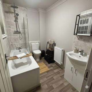 Spacious 5 Bed - Sleeps up to 11 - Contractors and Long stays Welcome - Large Private Driveway - 6