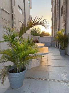 Blueground - Private Poolside 2BR in Lakeview - 3