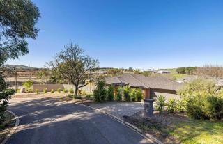 Spacious Family Retreat & Scenic Alfresco Living - 9