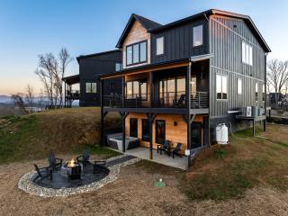 Luxe Mountain Lodge with Indoor Pool, Views, Fire Pit - 0