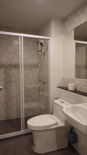 30bkk A2533 Monthly Condo Skytrain Minutes away Full Kitchen and Bath! - 4