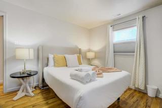 Old Broadmoor retreat deck fire pit grill near zoo - 8