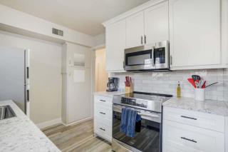 Old Broadmoor retreat deck fire pit grill near zoo - 3