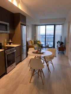 New Condo With Large Balcony - The Queensway Retreat - 0