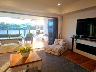 Canal front 4 bedroom home - 2